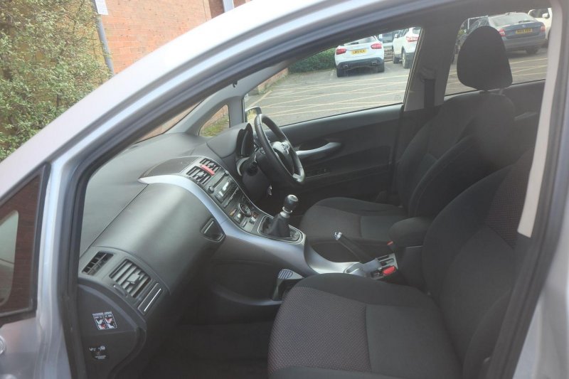 TOYOTA AURIS