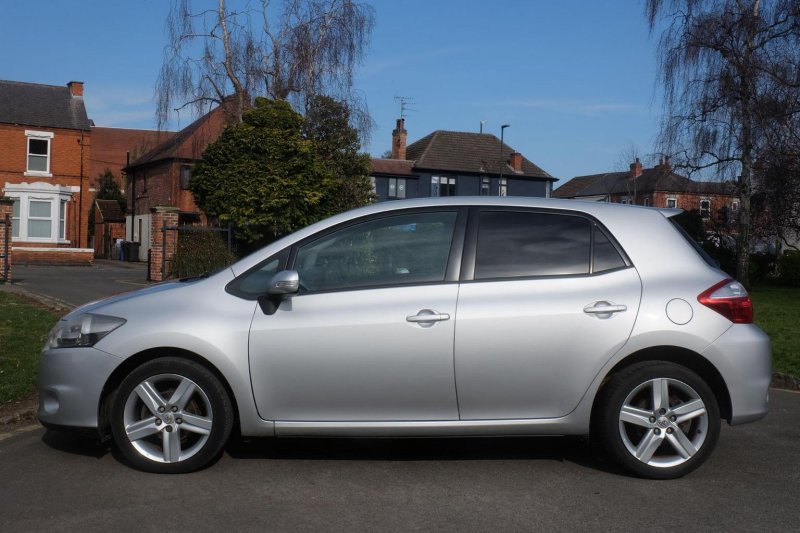 TOYOTA AURIS