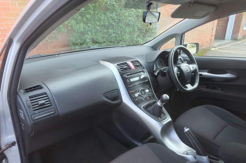 TOYOTA AURIS