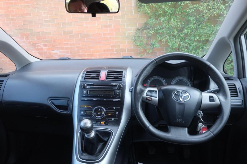 TOYOTA AURIS